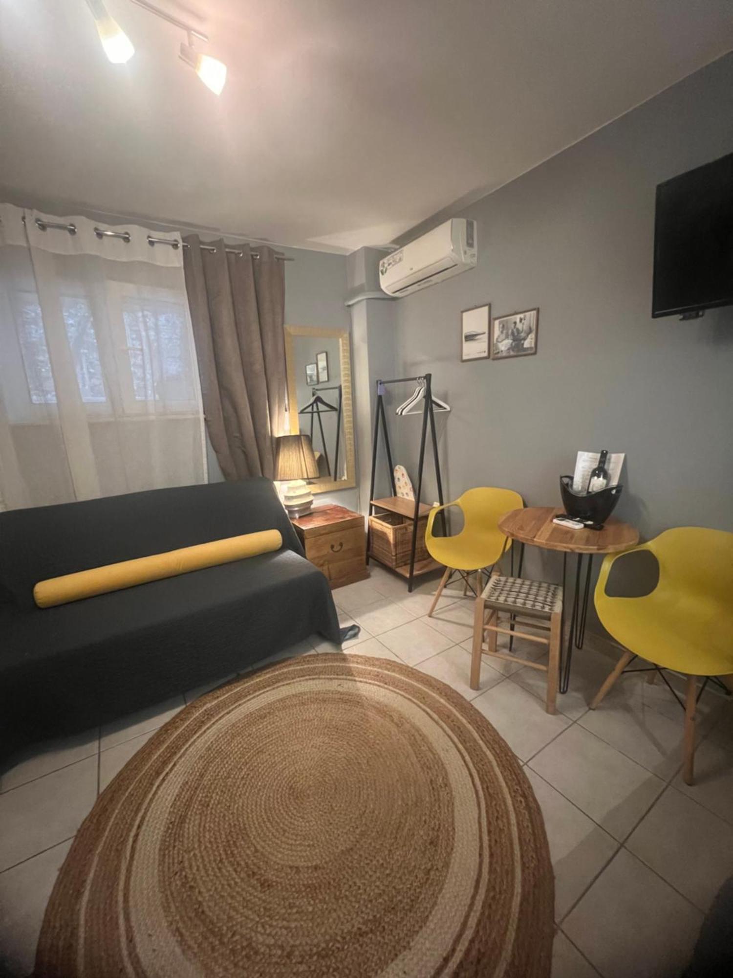 Lamda Vintage Appartment เอเธนส์ ภายนอก รูปภาพ